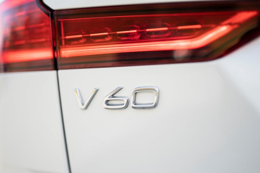 Логотип Volvo V60 T8 Polestar Engineered 2019 года  (UK) (фото 17 из 40)